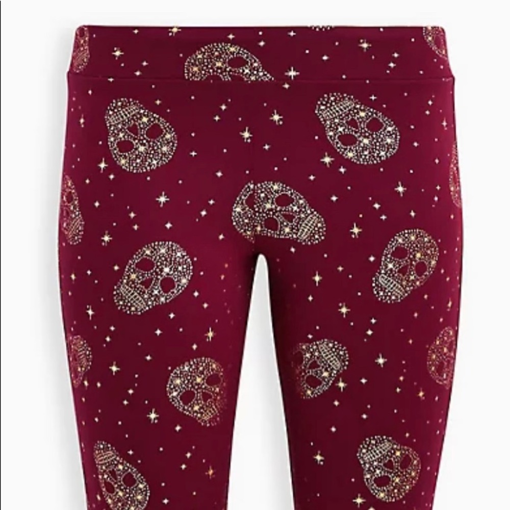 NWT Torrid Leggings Cropped Burgundy with gold Skulls & Stars size 2